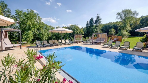 Hotel Außenpool mit Liegen und Sonnenschirmen