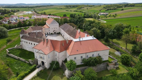 Schlosshotel Außenansicht mitten im Grünen
