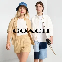 Twee modellen lopen over een witte ondergrond. De een draagt een beige set met shorts en een bijpassend shirt, de ander draagt een witte shirt en denim shorts.