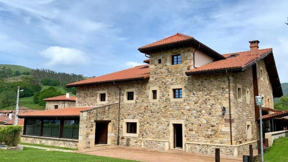 Escapada romántica en suite con jacuzzi, cava y decoración para disfrutar en pareja
