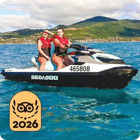 Descripción de la imagen: Dos personas montadas en una moto de agua. En la imagen hay una medalla dorada de Lo mejor de lo mejor de Travellers' Choice de 2026.
