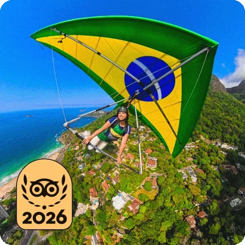Descripción de la imagen: Una persona volando en ala delta sobre montañas. En la imagen hay una medalla dorada de Lo mejor de lo mejor de Travellers' Choice de 2026.
