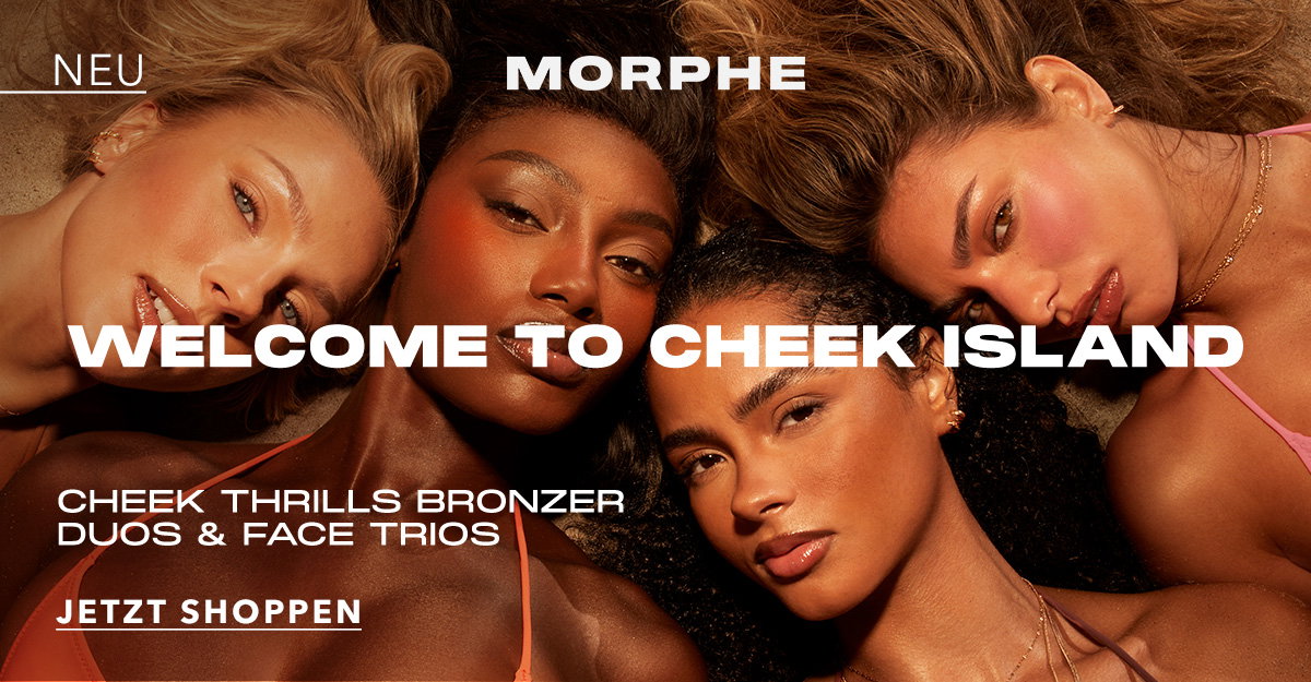 Alt-Text: Vier Frauen mit bronzefarbenem Make-up liegen eng nebeneinander vor warmem, braunem Hintergrund. Oben steht „MORPHE“, darunter der Slogan „WELCOME TO CHEEK ISLAND“. Beworben werden „Cheek Thrills Bronzer Duos & Face Trios“ mit einem Button „Jetzt shoppen“.