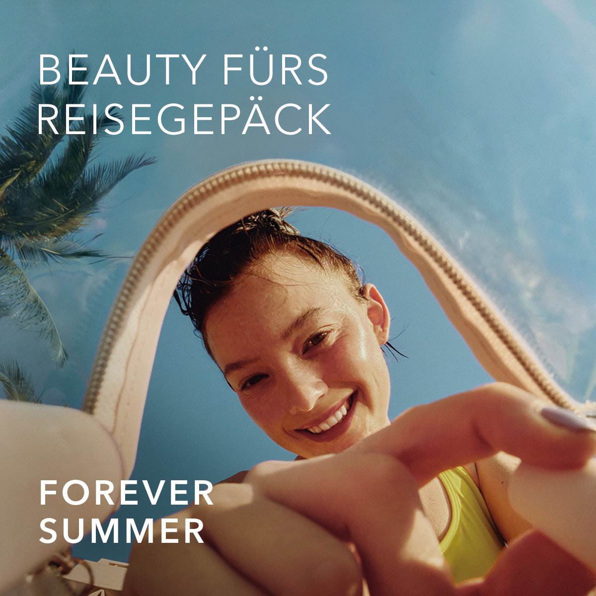 Alt-Text: „Frau blickt lächelnd in eine transparente Kosmetiktasche am Pool unter blauem Himmel – Sommerkampagne für Beauty-Reisegepäck.“