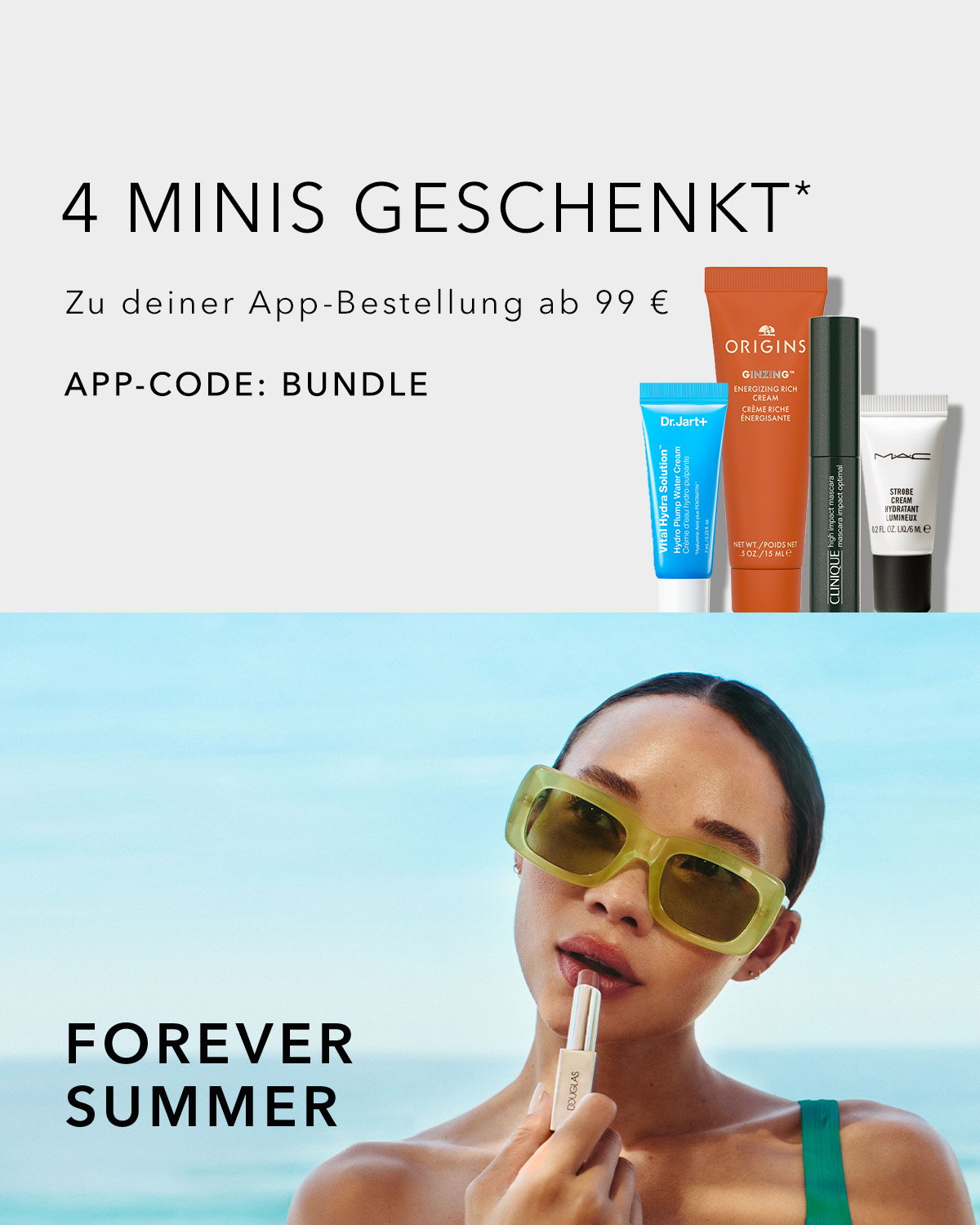 Werbegrafik für Beauty-Produkte. Oben steht: „4 Minis geschenkt*“ und „Zu deiner App-Bestellung ab 99 €“, darunter der Hinweis „APP-CODE: BUNDLE“. Rechts daneben sind vier Kosmetik-Miniaturen abgebildet. Im unteren Teil hält eine Frau mit grüner Sonnenbrille und grünem Badeanzug einen Lippenstift vor ihr Gesicht. Daneben steht der Schriftzug „FOREVER SUMMER“. Hintergrund: heller Himmel bzw. Strand-/Sommerkulisse.