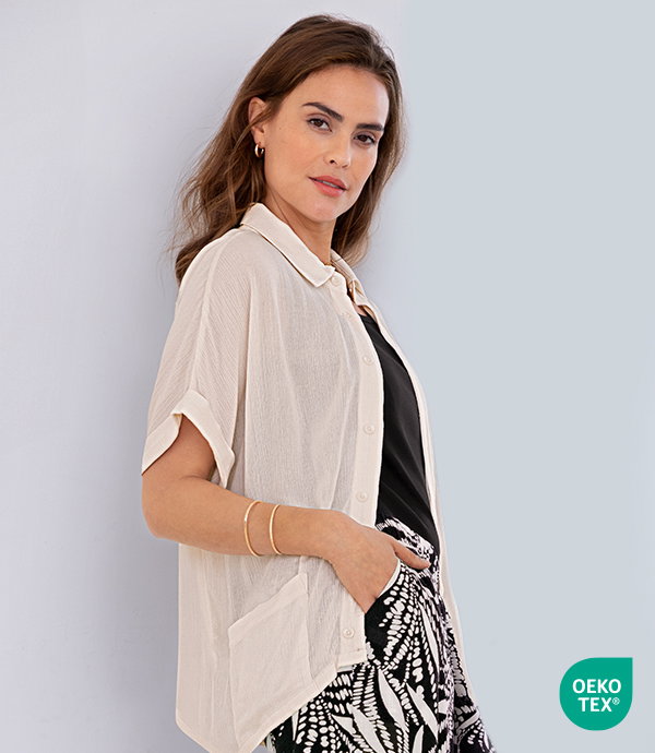Frauenmodel trägt kurzärmlige Bluse, beige, Knopfleiste, zwei Taschen, Vorderansicht