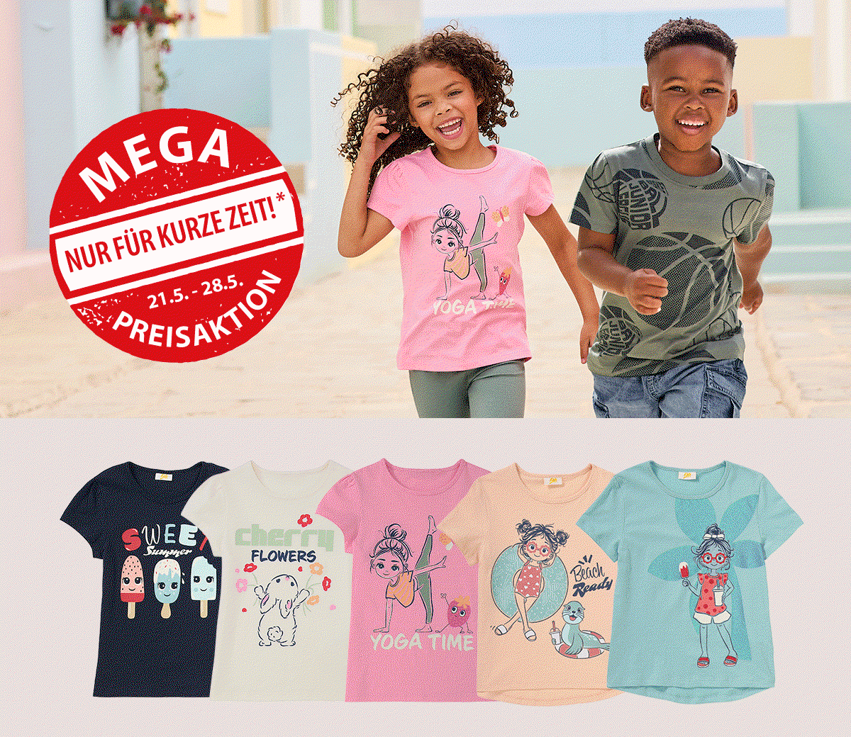 Mädchen trägt rosafarbenes T-Shirt mit Print, Junge trägt khakifarbenes T-Shirt mit Print, beide Vorderansicht