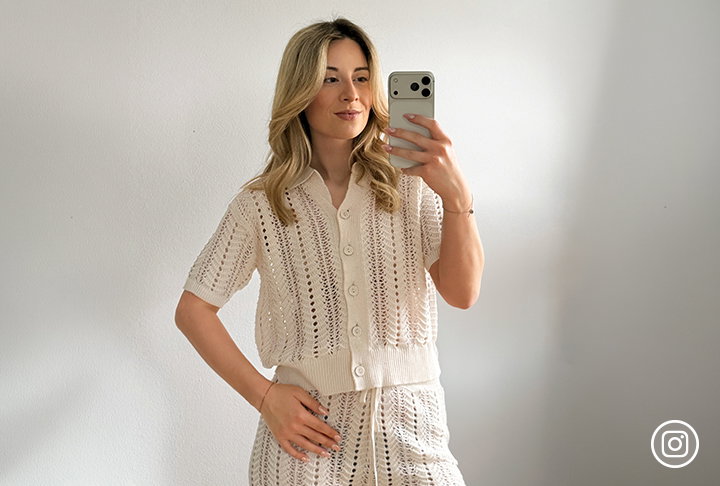 Frauenmodel trägt gestricktes Oberteil in Beige mit Knopfleiste, gestreiftes Muster, kurze Ärmel, Vorderansicht