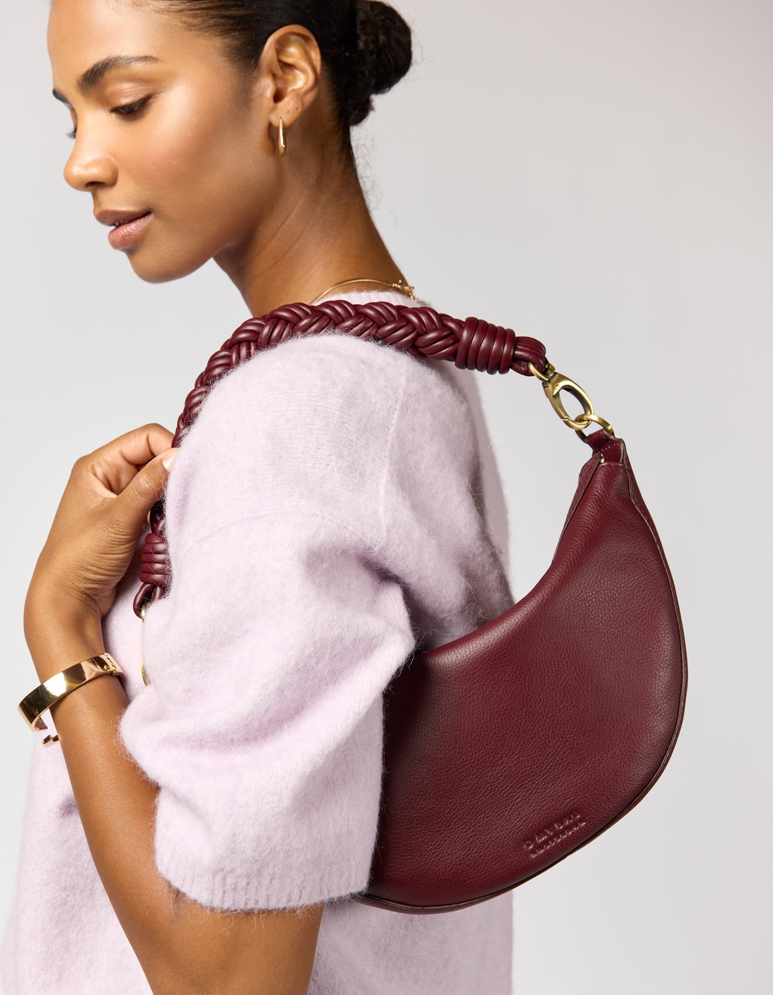 Model wearing the Leo Midi Twisted Handle in Dark Cherry