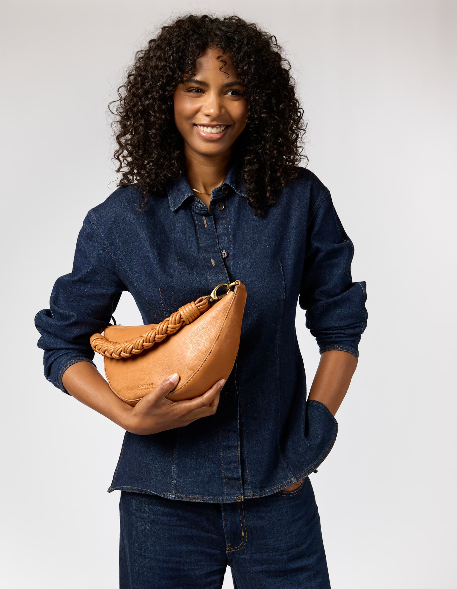 Model wearing the Leo Midi Twisted Handle in Wild Oak