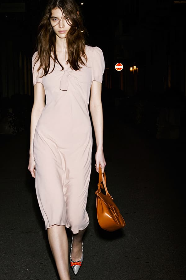 DRESS THE MOMENT