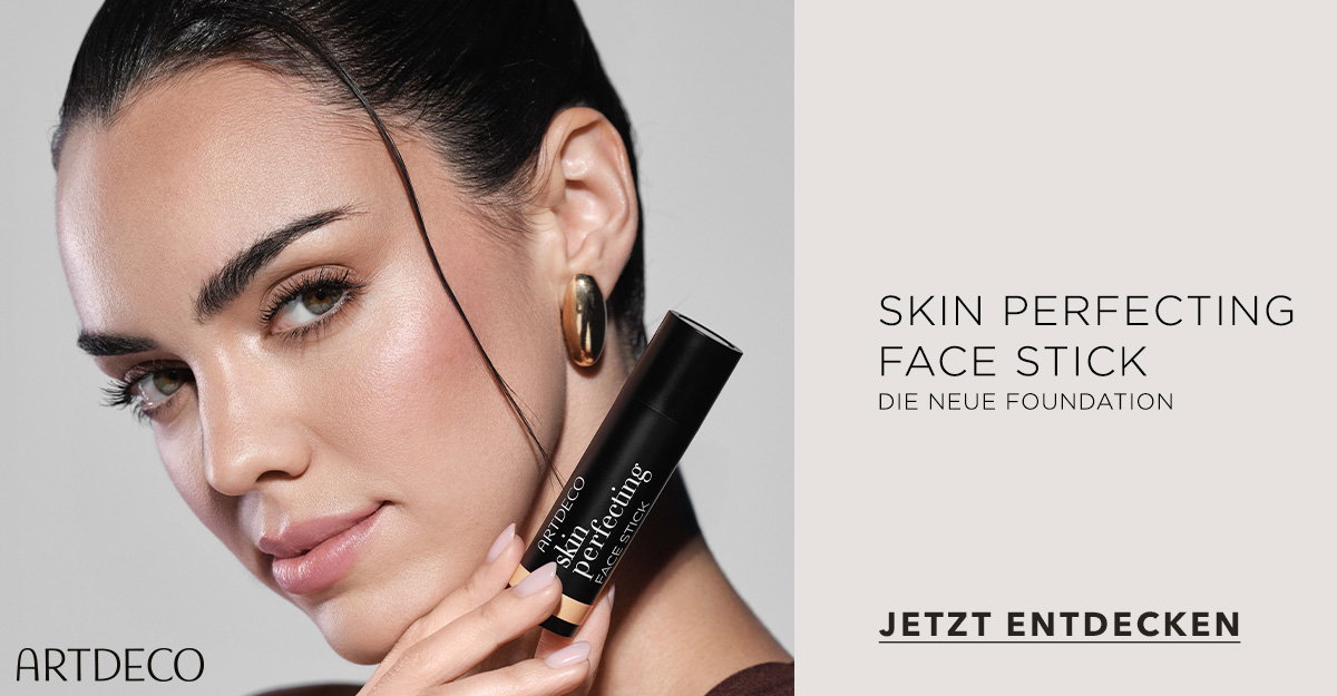 Nahaufnahme einer Frau mit dezentem Make-up, die einen schwarzen Foundation-Stick von ARTDECO in der Hand hält. Rechts im Bild steht der Werbetext „Skin Perfecting Face Stick – Die neue Foundation“ sowie ein Button mit „Jetzt entdecken“. Heller, minimalistischer Hintergrund.