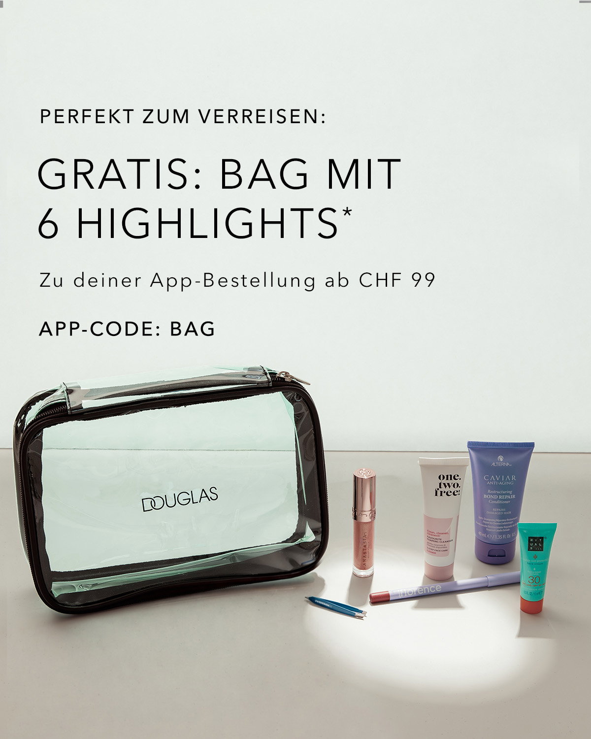 Werbeanzeige von Douglas mit einer transparenten Kosmetiktasche und sechs Beauty-Produkten auf hellem Hintergrund. Text im Bild: „Perfekt zum Verreisen: Gratis: Bag mit 6 Highlights* zu deiner App-Bestellung ab CHF 99. App-Code: BAG“. Neben der Tasche stehen verschiedene Pflege- und Kosmetikprodukte, darunter Cremes, Lippenpflege und ein kleines Sonnenschutzprodukt.
