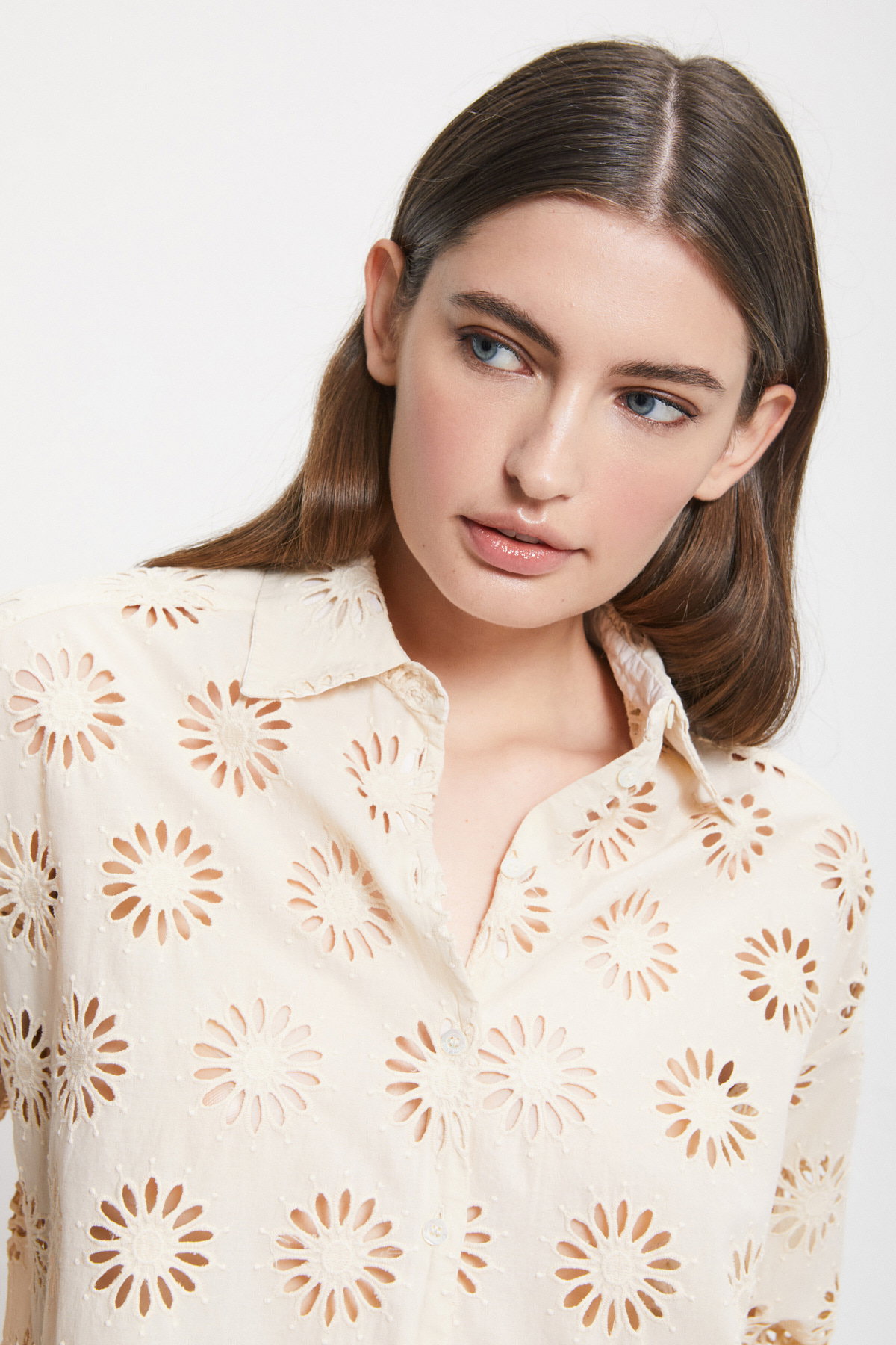 Camicia ricamata in sangallo