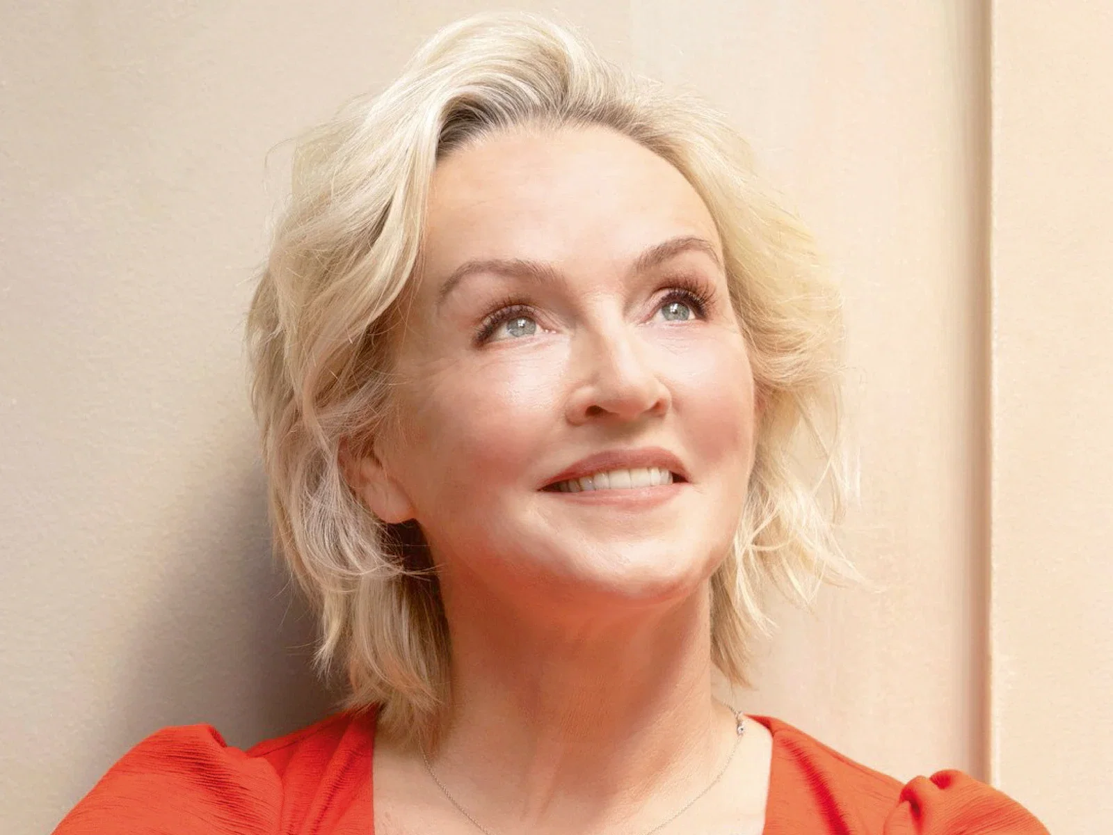 Actrice Lone van Roosendaal (56) dacht dat ze doodging: ‘Ik had de foto’s en muziek al uitgezocht’