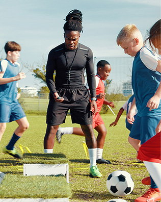 Ungdomar som spelar fotboll