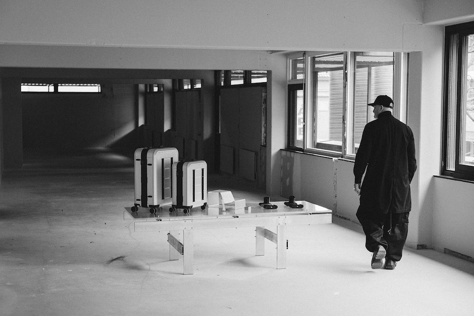 Vincent Laine walking next to Ramverk Alu Luggage