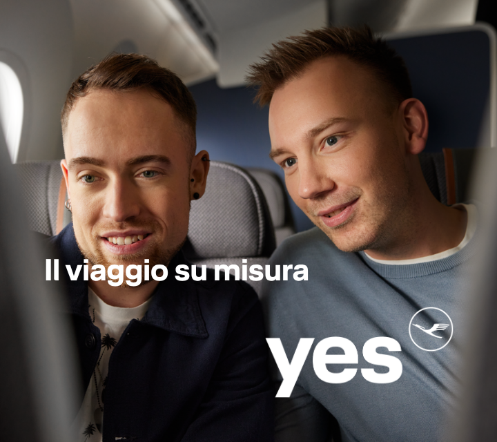 Due passeggeri seduti su un aereo che guardano insieme uno schermo.