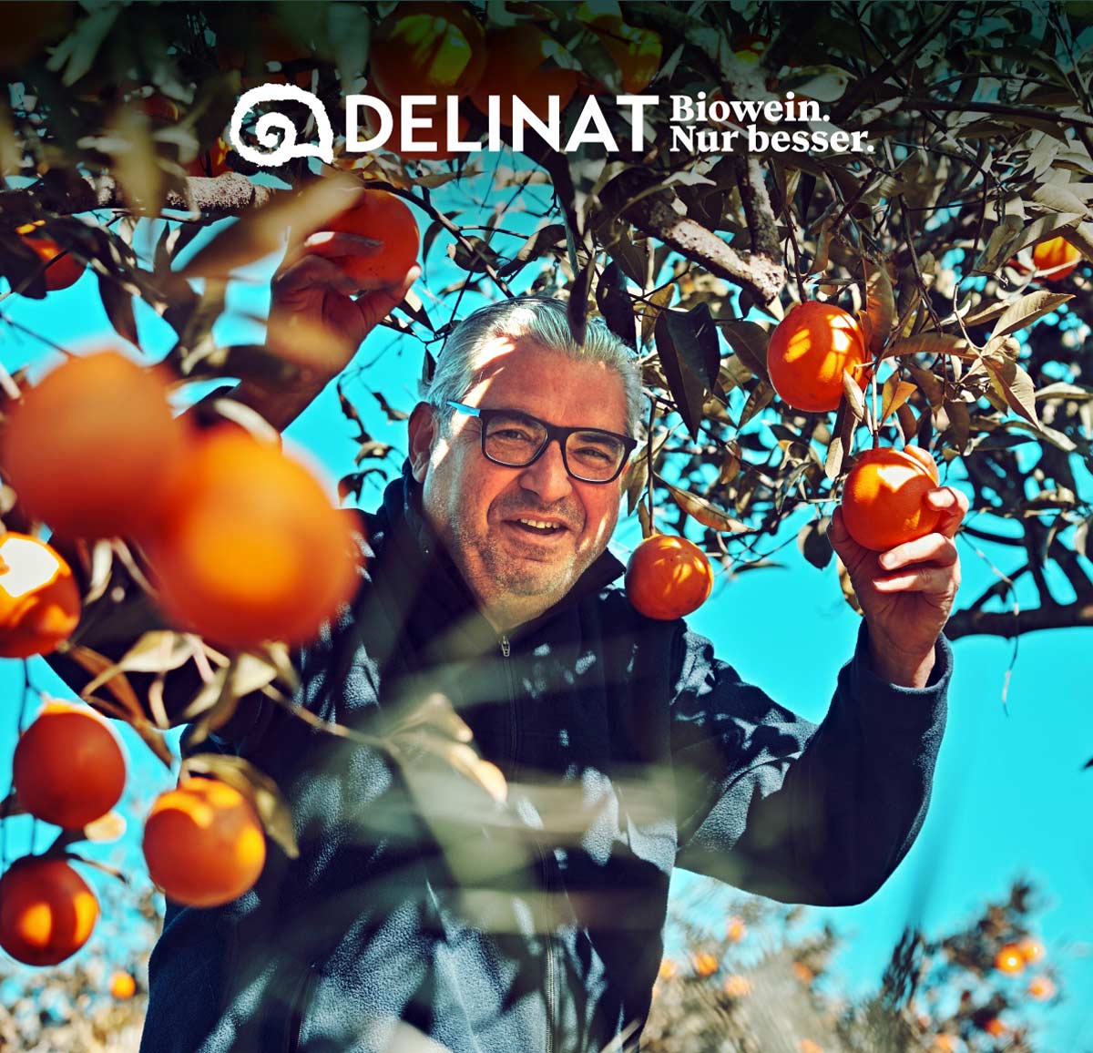 Delinat-Winzer Massimo Maggio mit seinen Orangen