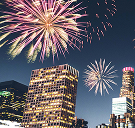 3-geteiltes Bild: Mittelteil Los Angeles mit Feuerwerk.