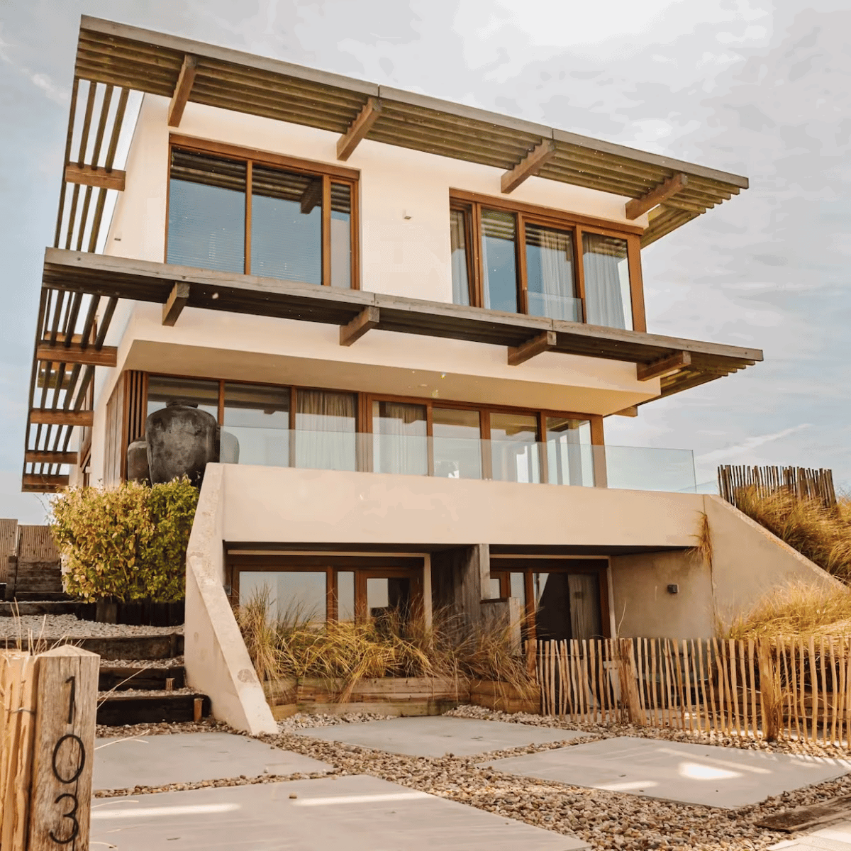 Funda-parel: met zo’n sfeervolle strandvilla mét B&B  in Zandvoort kun je het hele jaar door in alle luxe zwijmelen aan zee.