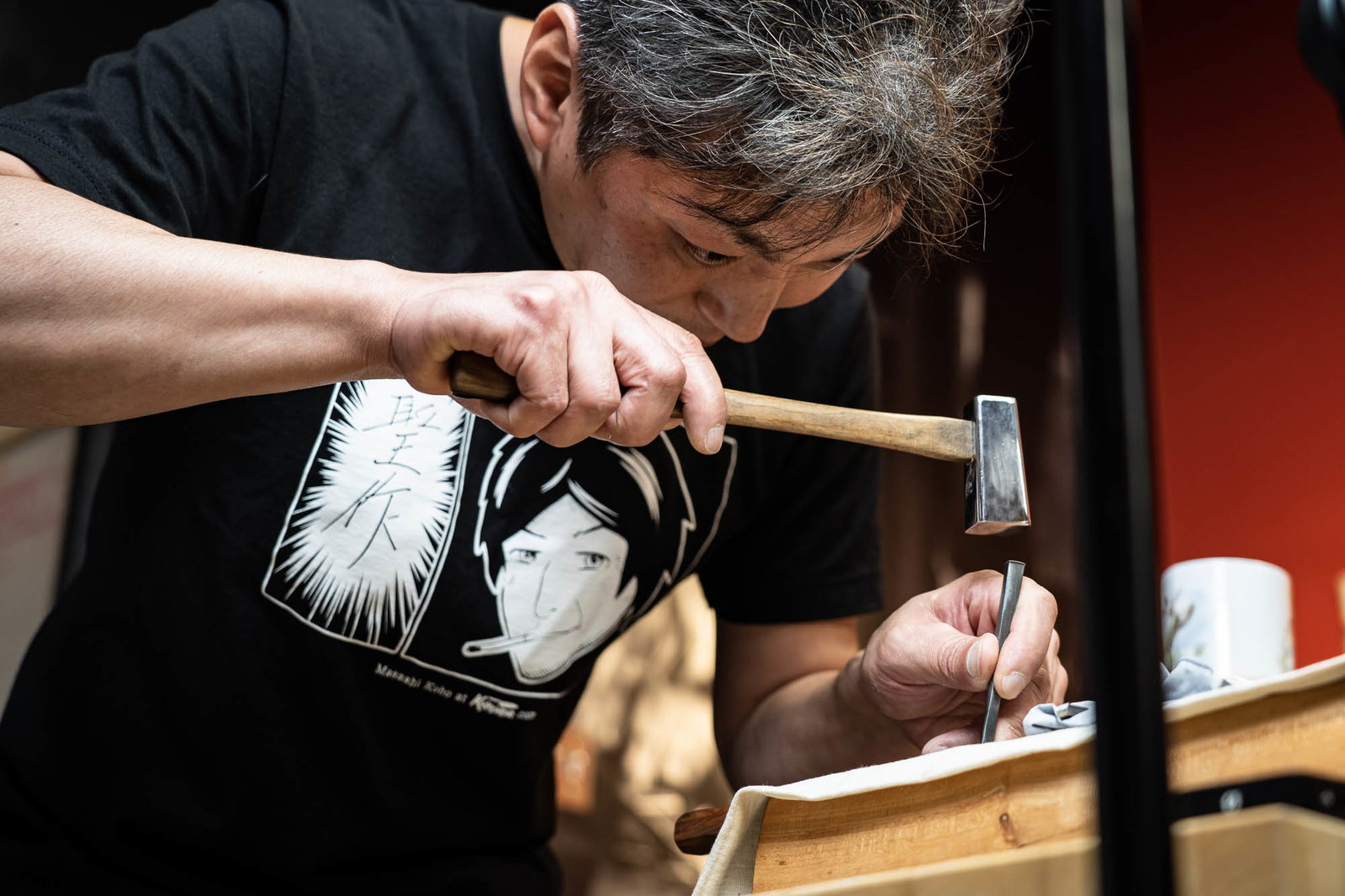 Masashi Yamamoto Engraving a kitchen Knife