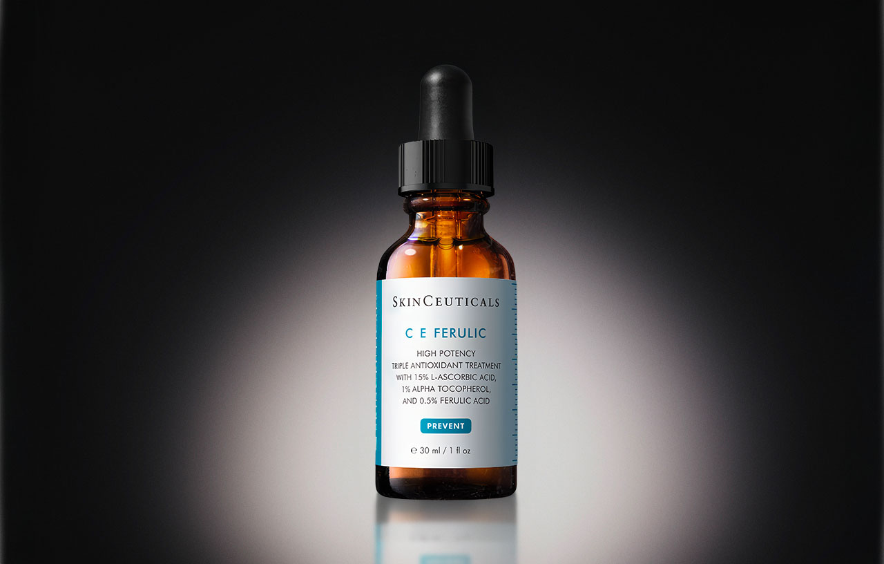 30ml C E Ferulic Serum vor schwarzem Hintergrund