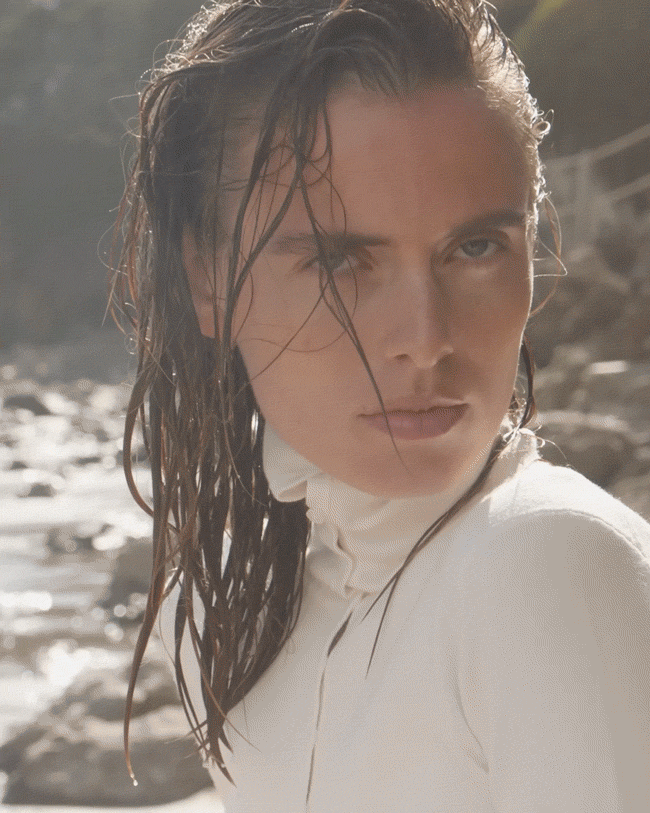 GIF of model wearing Terre Enamel at the beach.