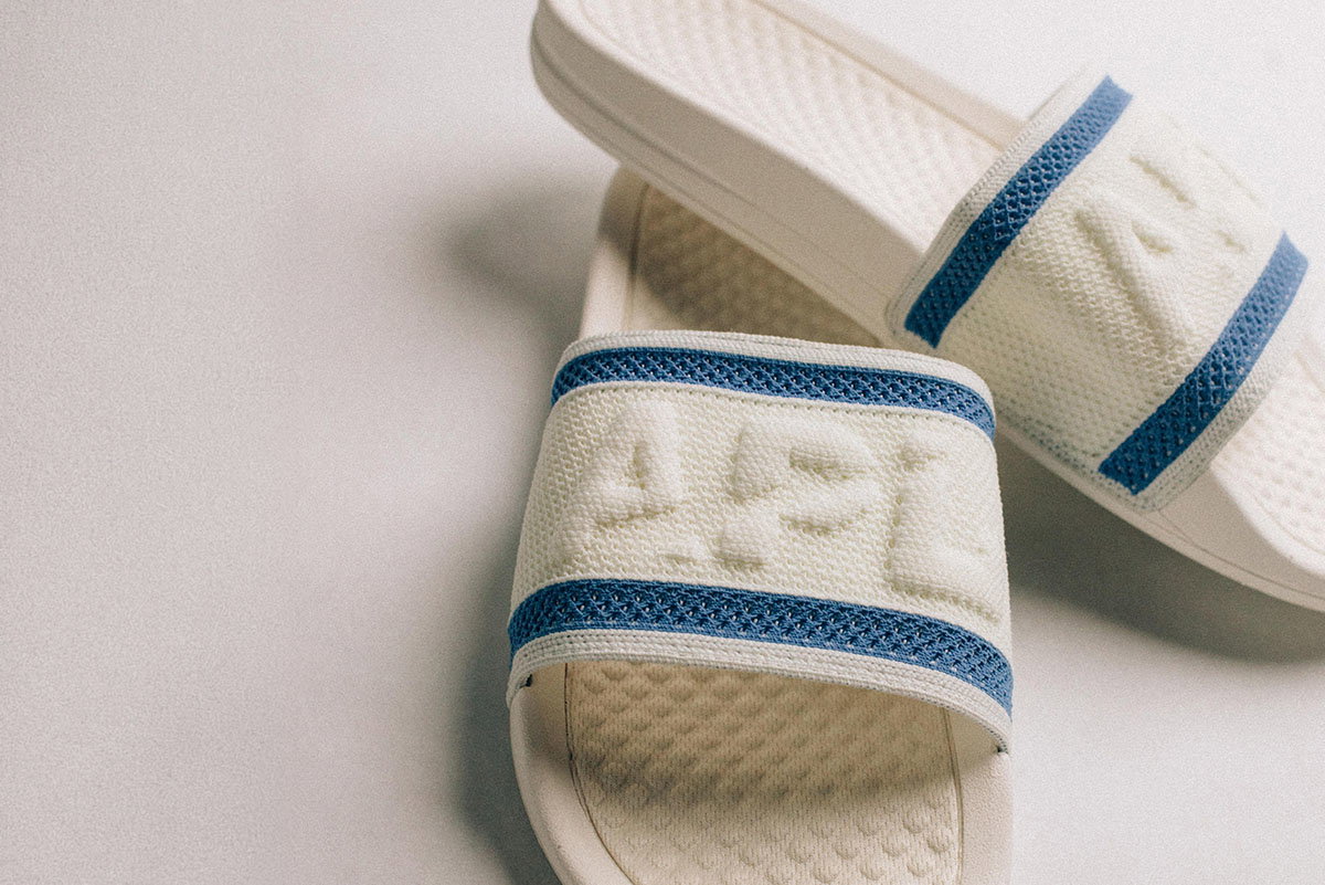Big Logo TechLoom Slide in Ivory / Daydream