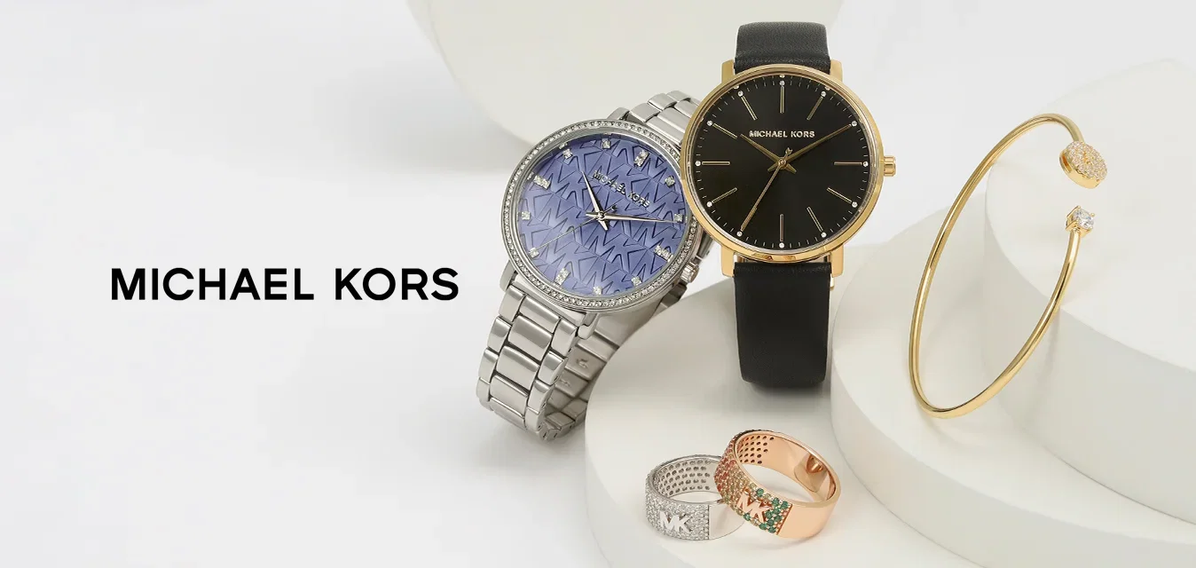 Dos relojes de pulsera: un reloj de metal de tono plateado con una esfera azul estampada y un reloj de tono dorado con correa de cuero negra. Dos anillos y una pulsera de oro.
