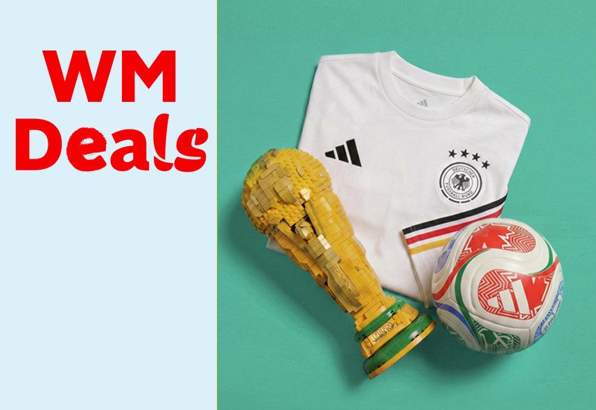 WM Deals. Fußballtrikot, Fußball und goldener Lego Pokal vor türkisem Hintergrund.