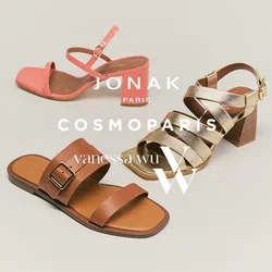 Trois sandales pour femmes : une mule plate marron, une sandale à talon carré avec lanières métalliques, et une sandale à talon carré avec bride à la cheville rose corail sur un fond beige.