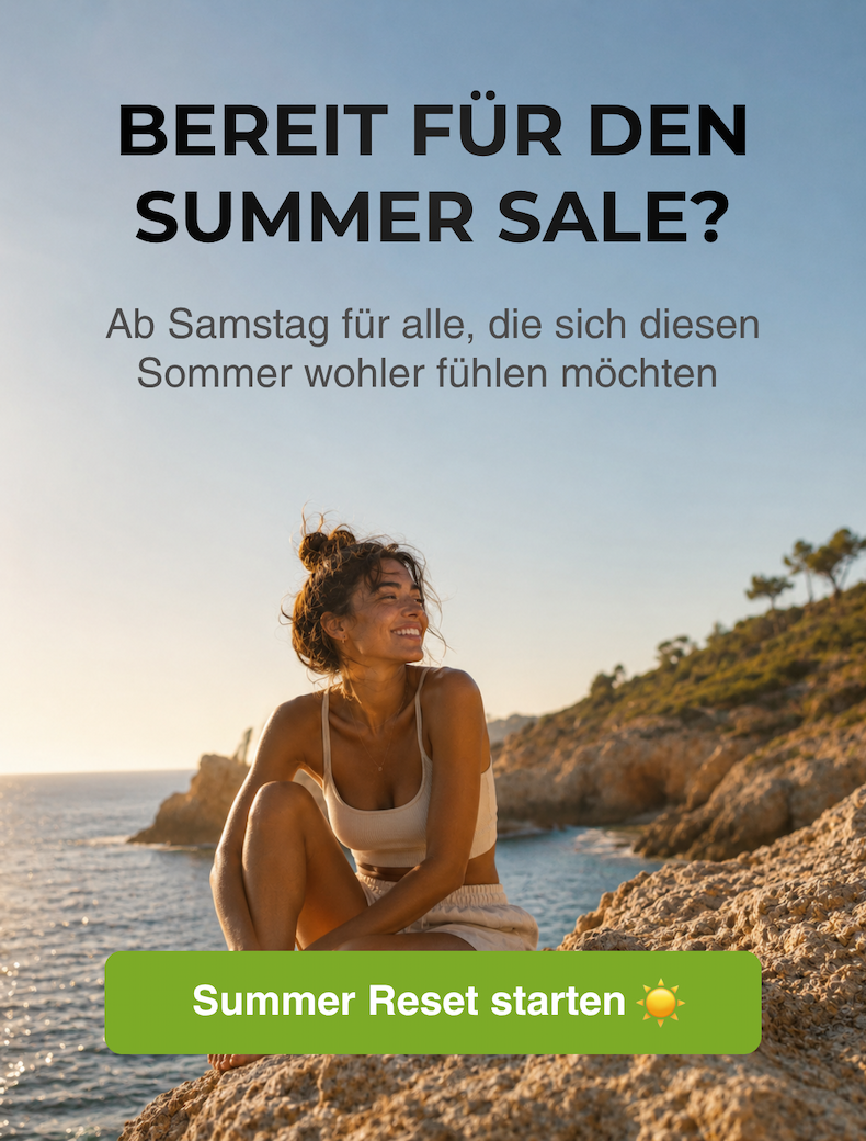 Frau sitzt entspannt auf sonnenbeschienenen Felsen am Meer bei warmem Abendlicht – sommerliche Lifestyle-Szene für die Fairnatural Summer Sale Kampagne.