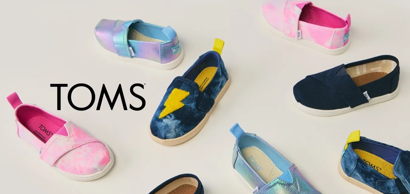 Kleurrijke instapschoenen voor kinderen in verschillende ontwerpen: roze, blauw, marineblauw, iriserend met patronen zoals bliksemschichten en texturen. Verschillende vormen.