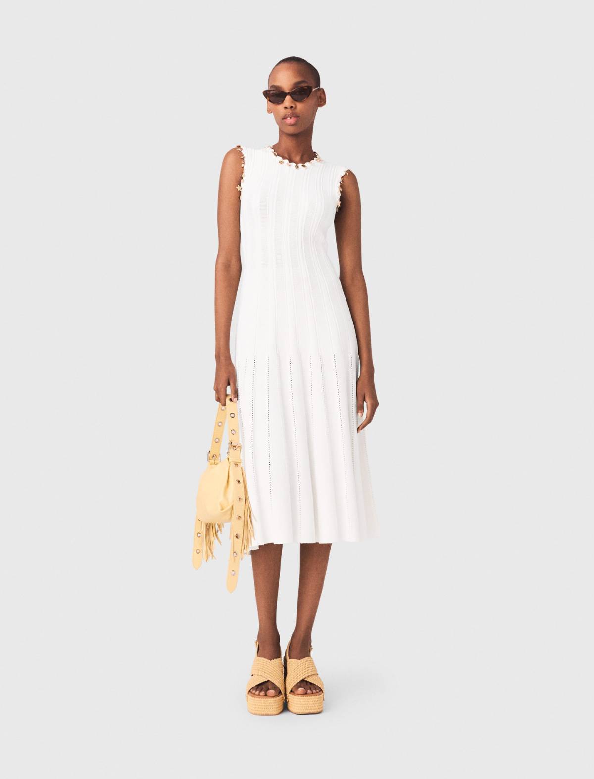 Robe en maille avec bijoux dorés