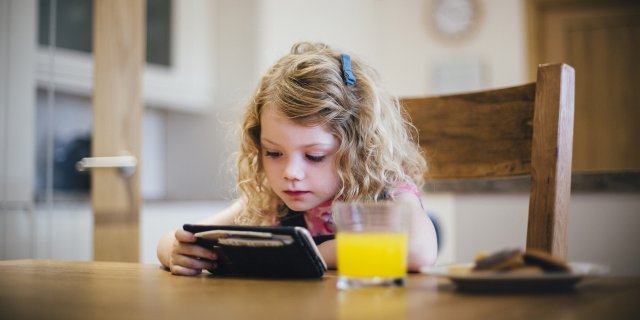 enfant écran réveil petit-déjeuner