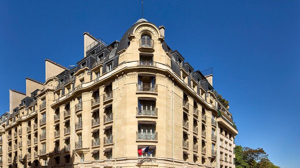 Sophisticated Central Paris Retreat near Arc de Triomphe with Daily Breakfast