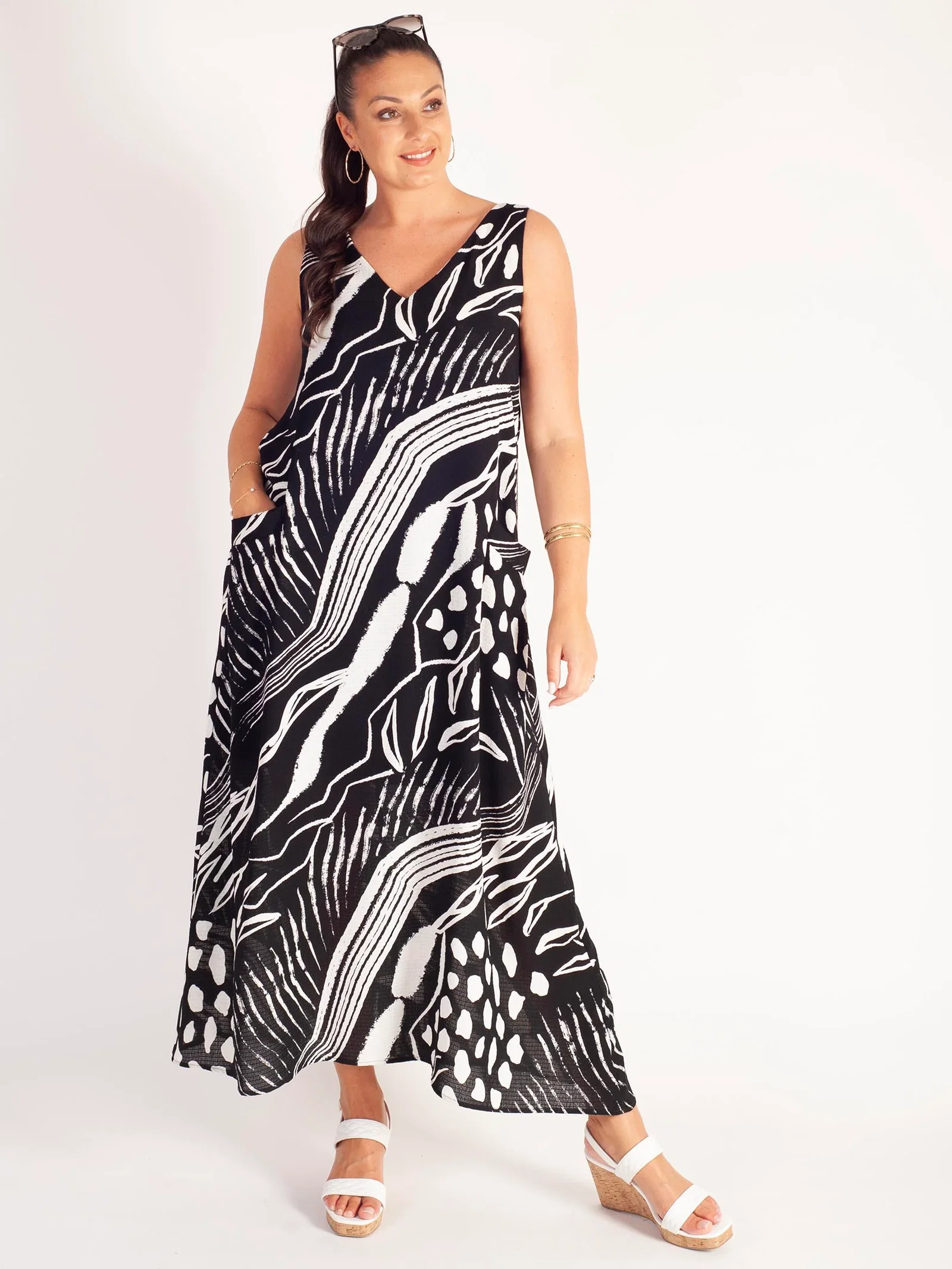 Image of Black/White Abstract Print Sleeveless Maxi Dress