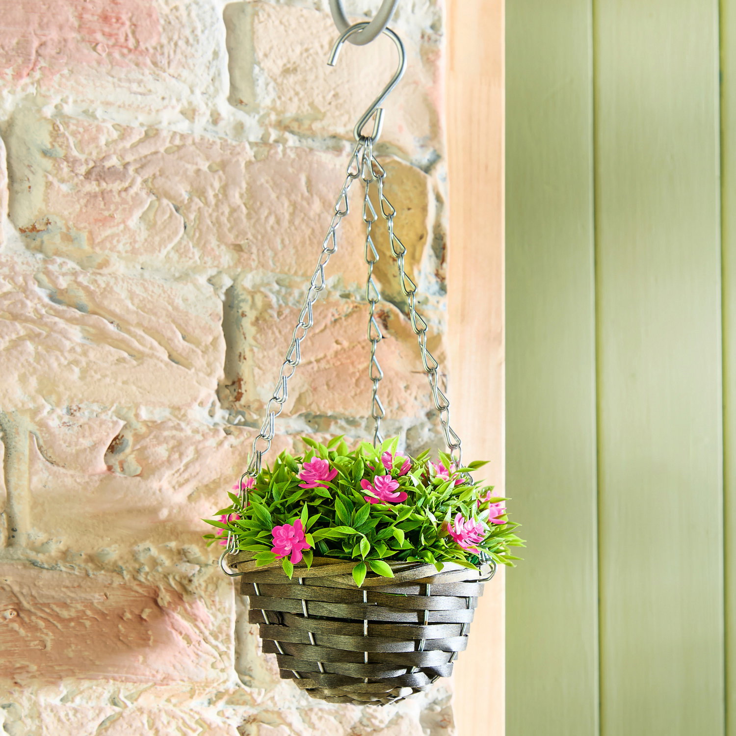 Panier suspendu de fleurs artificielles