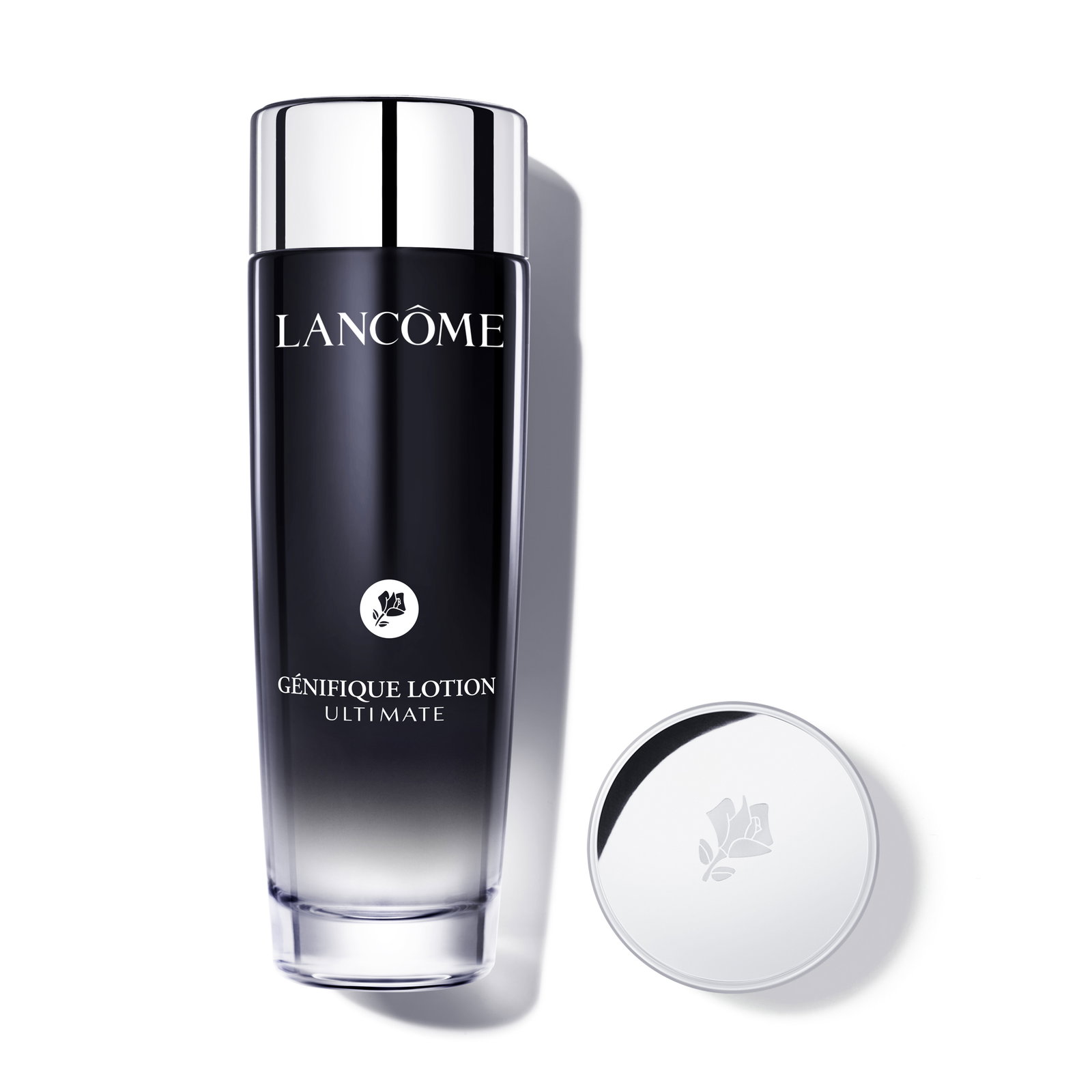 Flacone Lancôme Génifique Lotion Ultimate in vetro nero con tappo argentato, su sfondo bianco.