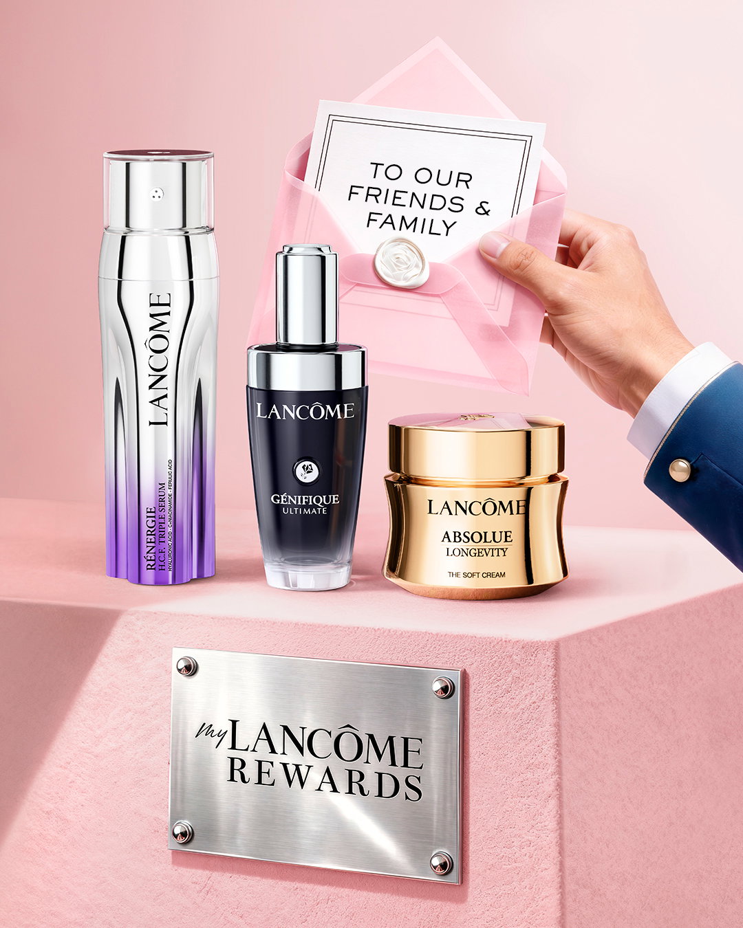 Trio Lancôme Rénergie: crema occhi Yeux, siero H.C.F. Triple e crema H.P.N. 300-Peptide su sfondo viola con cerchi di luce