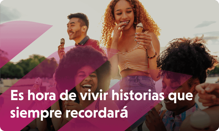 Un grupo de amigos, tres mujeres y un hombre, ríen y comen helado. Reserva tu próximo viaje ahora.