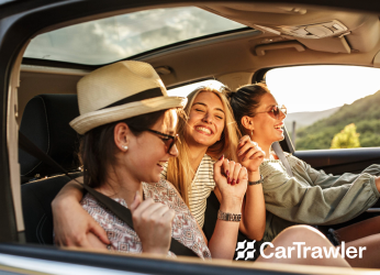 Tres mujeres viajan juntas en coche. Descubre ahora las ofertas de alquiler de coches.