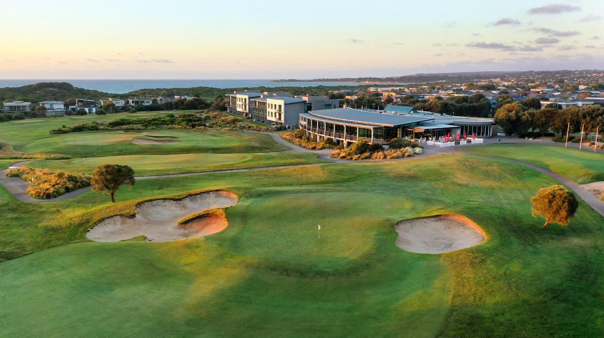 Great Ocean Road Escape: Torquay Coastal Retreat with Daily Breakfast & Nightly Drinks
