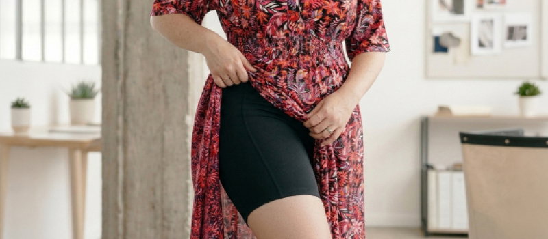 Werbebanner mit Model in Radlerhose unterm Kleid