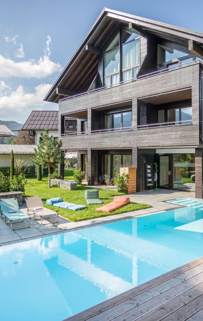 Hotel Außenansicht mit Pool