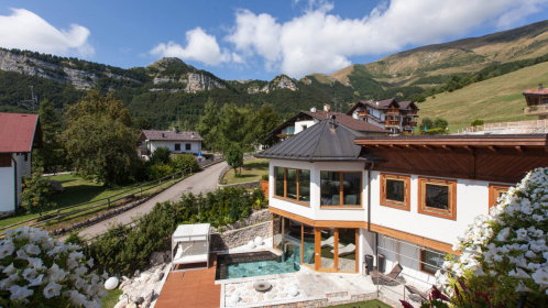 Hotel mit Außenpool vor Bergpanorama