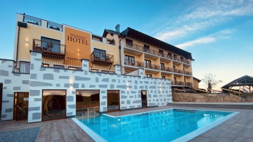 Hotel Außenansicht mit Pool