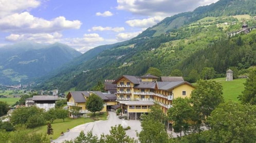 Hotel Außenansicht mitten im Grünen