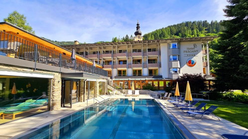 Hotel pool mit liegen und sonnenschirmen